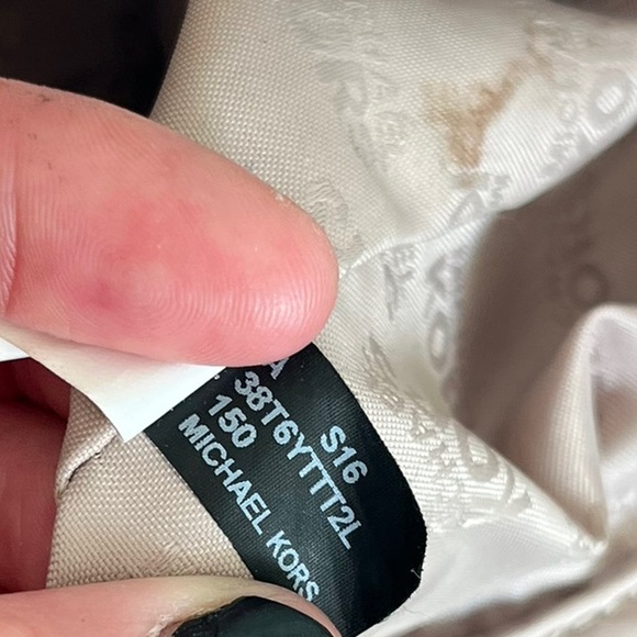 Michael Kors White Leather Shoulder Bag, gold hardware - Picture 15 of 16